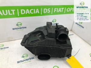 Używane Obudowa filtra powietrza Renault Captur (2R) 0.9 Energy TCE 12V Cena € 29,98 Procedura marży oferowane przez Snuverink Autodemontage