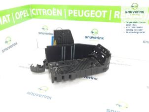 Używane Pojemnik na akumulator Peugeot 208 II (UB/UH/UP) 1.2 Vti 12V PureTech 100 Cena € 30,25 Z VAT oferowane przez Snuverink Autodemontage
