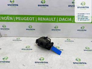 Begagnade Främre bromsok, höger Peugeot 3008 II (M4/MC/MJ/MR) 1.2 12V e-THP PureTech 130 Pris € 39,98 Marginaltabell erbjuds av Snuverink Autodemontage