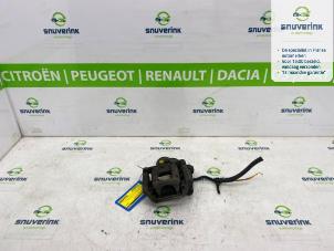 Usados Pinza de freno derecha detrás Peugeot 3008 II (M4/MC/MJ/MR) 1.2 12V e-THP PureTech 130 Precio € 80,00 Norma de margen ofrecido por Snuverink Autodemontage
