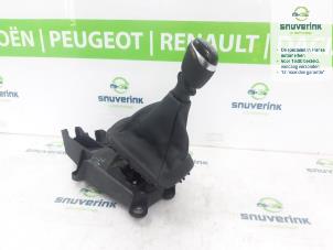 Używane Dzwignia zmiany biegów Renault Megane IV Estate (RFBK) 1.2 Energy TCE 130 Cena € 75,00 Procedura marży oferowane przez Snuverink Autodemontage