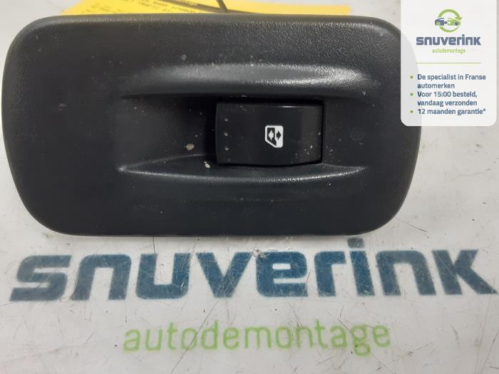 Usados Interruptor de ventanilla eléctrica Renault Trafic New (FL) 2.5 dCi 16V 135 Precio € 25,00 Norma de margen ofrecido por Snuverink Autodemontage