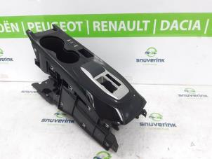 Używane Konsole srodkowe Peugeot 208 II (UB/UH/UP) e-208 50 kWh Cena € 60,50 Z VAT oferowane przez Snuverink Autodemontage