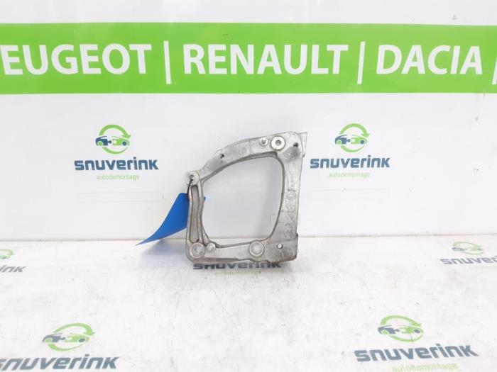 Usagé Support dynamo haut Peugeot 208 II (UB/UH/UP) e-208 50 kWh Prix € 38,12 Prix TTC proposé par Snuverink Autodemontage