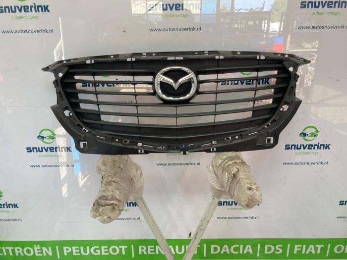 Używane Grill Mazda CX-3 (DJ/DK) 2.0 SkyActiv-G 120 Cena € 107,10 Procedura marży oferowane przez Snuverink Autodemontage