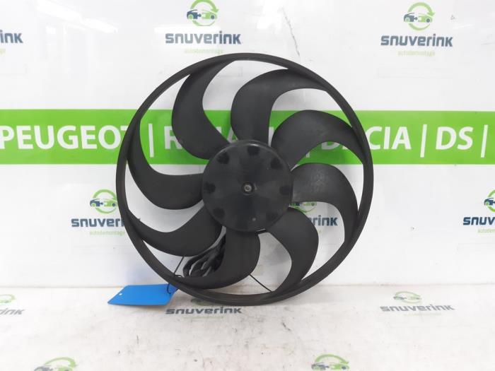Używane Silnik wentylatora Peugeot 3008 II (M4/MC/MJ/MR) 1.2 12V e-THP PureTech 130 Cena € 38,25 Procedura marży oferowane przez Snuverink Autodemontage