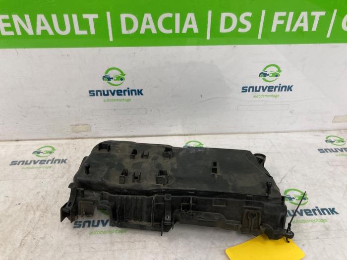 Gebrauchte Abdeckblech Motor Renault Trafic (1FL/2FL/3FL/4FL) 2.0 dCi 16V 120 Preis € 38,12 Mit Mehrwertsteuer angeboten von Snuverink Autodemontage