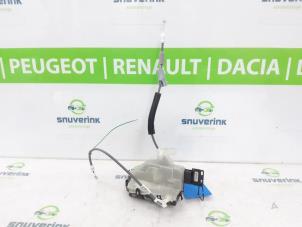 Begagnade Dörrmekanism, 4-dörrars, höger bak Peugeot 208 II (UB/UH/UP) 1.2 Vti 12V PureTech 100 Pris € 66,55 Inklusive moms erbjuds av Snuverink Autodemontage