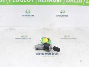 Używane Stacyjka + Kluczyk Opel Corsa F (UB/UH/UP) 1.2 12V 75 Cena € 72,60 Z VAT oferowane przez Snuverink Autodemontage