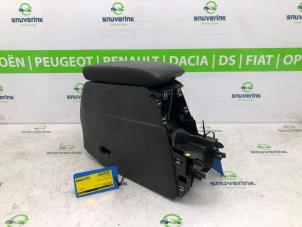 Używane Konsole srodkowe Peugeot 208 II (UB/UH/UP) 1.2 Vti 12V PureTech 100 Cena € 59,27 Z VAT oferowane przez Snuverink Autodemontage