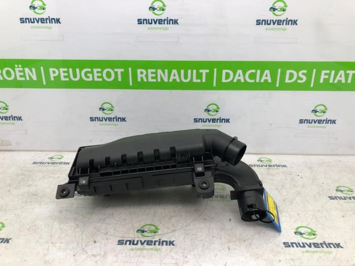 Begagnade Luftfilterhus Peugeot 208 II (UB/UH/UP) 1.2 Vti 12V PureTech 100 Pris € 51,40 Inklusive moms erbjuds av Snuverink Autodemontage