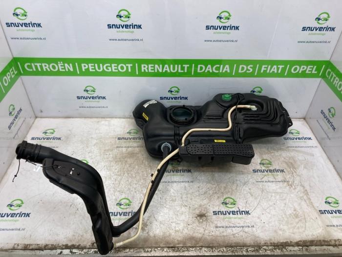 Używane Zbiornik Peugeot 2008 (UD/UK/UR/US/UX) 1.2 VTi 12V PureTech 130 Cena € 180,62 Procedura marży oferowane przez Snuverink Autodemontage