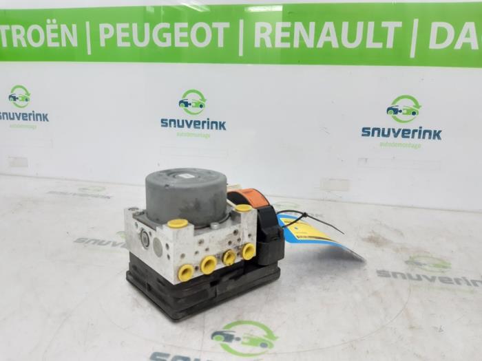 Używane Pompa ABS Peugeot 208 II (UB/UH/UP) 1.2 Vti 12V PureTech 100 Cena € 159,98 Procedura marży oferowane przez Snuverink Autodemontage