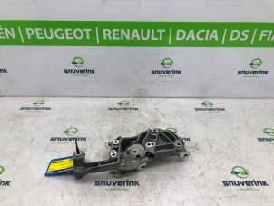 Support dynamo haut d'un Peugeot 208 II (UB/UH/UP) 1.2 Vti 12V PureTech 100 2022