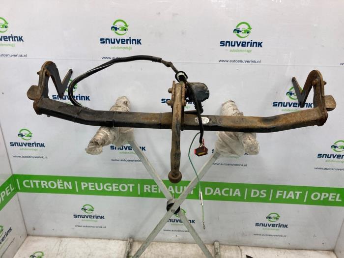 Używane Hak holowniczy Peugeot 308 SW (L4/L9/LC/LJ/LR) 1.6 BlueHDi 120 Cena € 102,85 Z VAT oferowane przez Snuverink Autodemontage
