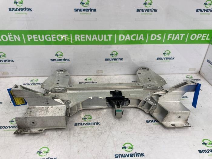 Begagnade Underram Peugeot 2008 (UD/UK/UR/US/UX) 1.2 VTi 12V PureTech 130 Pris € 325,00 Marginaltabell erbjuds av Snuverink Autodemontage