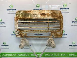 Begagnade Grill Peugeot J7 Pris på förfrågan erbjuds av Snuverink Autodemontage
