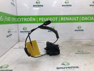 Begagnade Dörrlåsmekanism, 2-dörrars, höger Renault Master III (MA/MB/MC/MD/MH/MF/MG/MH) 2.3 dCi 150 16V Pris € 60,50 Inklusive moms erbjuds av Snuverink Autodemontage