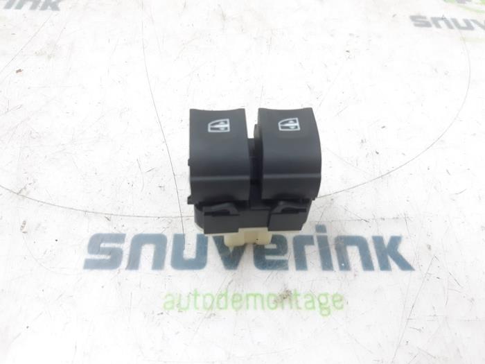 Usados Interruptor de ventanilla eléctrica Renault Captur I (2R) 0.9 Energy TCE 12V Precio € 30,00 Norma de margen ofrecido por Snuverink Autodemontage