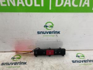 Usados Interruptor de luz de pánico Citroen Jumper (U9) 2.2 HDi 130 Precio € 42,35 IVA incluido ofrecido por Snuverink Autodemontage