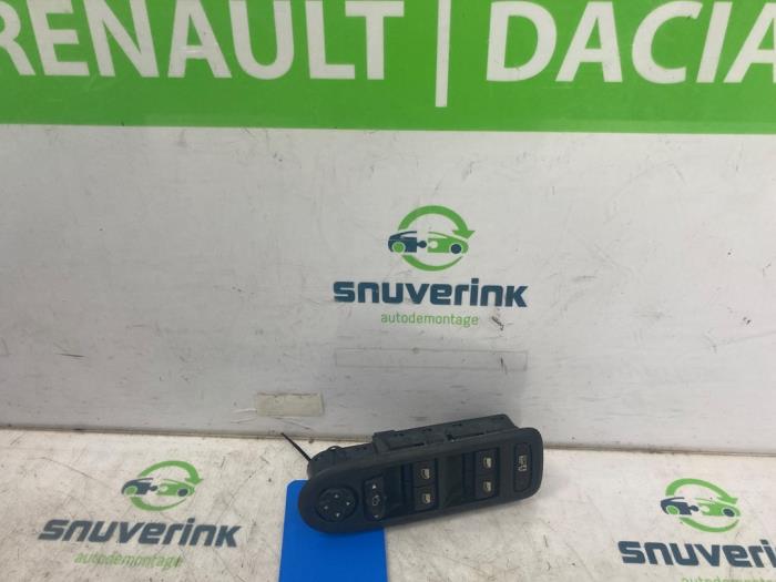 Usados Interruptor combinado de ventanillas Peugeot 308 SW (4E/H) 2.0 HDiF 16V GT Autom. Precio € 54,45 IVA incluido ofrecido por Snuverink Autodemontage