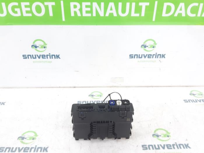 Usagé Ordinateur divers Renault Austral 1.2 E-Tech Full Hybrid 200 Prix € 206,91 Prix TTC proposé par Snuverink Autodemontage