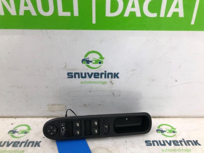 Usados Interruptor combinado de ventanillas Peugeot 207/207+ (WA/WC/WM) 1.6 16V VTRi Precio € 67,50 Norma de margen ofrecido por Snuverink Autodemontage