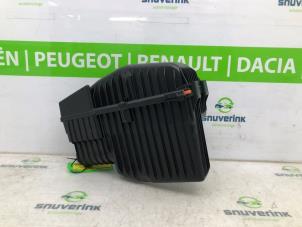 Używane Obudowa filtra powietrza Opel Corsa F (UB/UH/UP) 1.2 12V 75 Cena € 42,35 Z VAT oferowane przez Snuverink Autodemontage