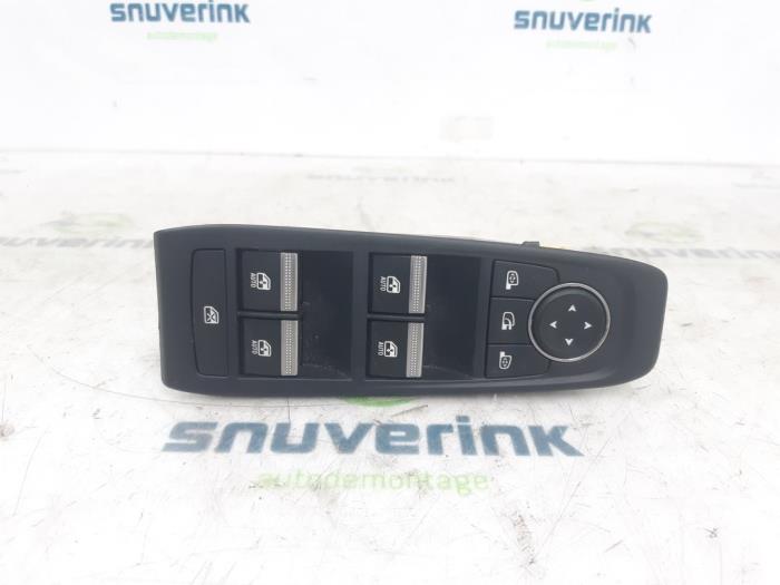 Usados Interruptor combinado de ventanillas Renault Austral 1.2 E-Tech Hybrid 200 Precio € 90,75 IVA incluido ofrecido por Snuverink Autodemontage