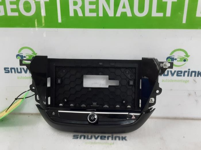 Używane Panel obslugi radia Opel Corsa F (UB/UH/UP) 1.2 12V 75 Cena € 72,60 Z VAT oferowane przez Snuverink Autodemontage