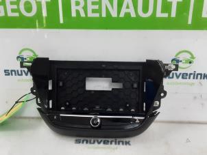 Usados Panel de control de radio Opel Corsa F (UB/UH/UP) 1.2 12V 75 Precio € 72,60 IVA incluido ofrecido por Snuverink Autodemontage