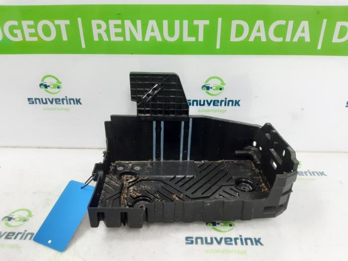 Begagnade Batterilåda Peugeot 2008 (UD/UK/UR/US/UX) 1.2 VTi 12V PureTech 100 Pris € 25,00 Marginaltabell erbjuds av Snuverink Autodemontage