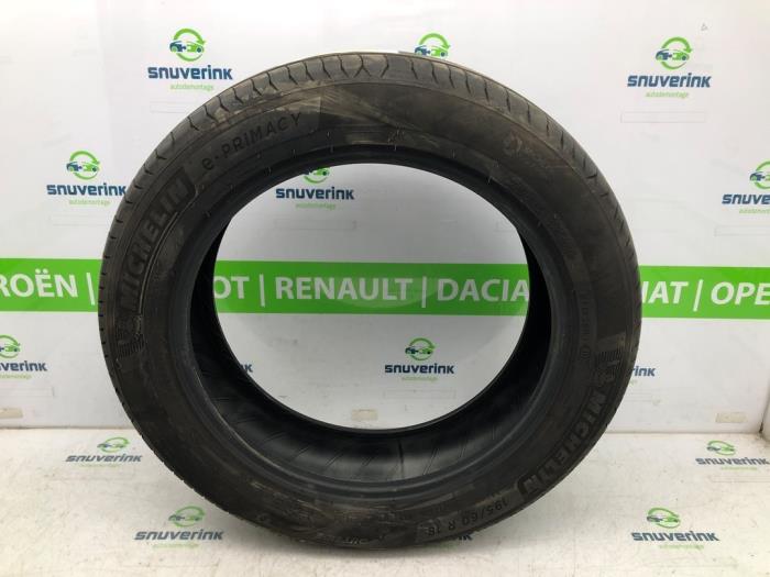 Używane Opona Peugeot 3008 II (M4/MC/MJ/MR) 1.2 12V e-THP PureTech 130 Cena € 24,98 Procedura marży oferowane przez Snuverink Autodemontage