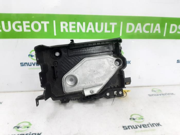 Begagnade Batterilåda Renault Captur II (RJB) 1.0 TCe 90 12V Pris € 35,00 Marginaltabell erbjuds av Snuverink Autodemontage
