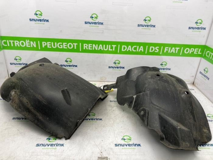 Używane Nadkole Renault Clio IV Estate/Grandtour (7R) 0.9 Energy TCE 12V Cena € 70,00 Procedura marży oferowane przez Snuverink Autodemontage