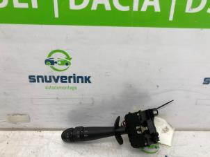 Usados Interruptor de luz Renault Twingo II (CN) 1.2 16V Precio € 50,00 Norma de margen ofrecido por Snuverink Autodemontage