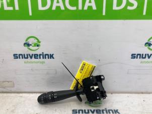 Usados Interruptor de luz Renault Twingo II (CN) 1.2 16V Precio € 50,00 Norma de margen ofrecido por Snuverink Autodemontage