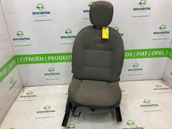 Używane Fotel prawy Renault Twingo II (CN) 1.2 16V Cena € 55,00 Procedura marży oferowane przez Snuverink Autodemontage