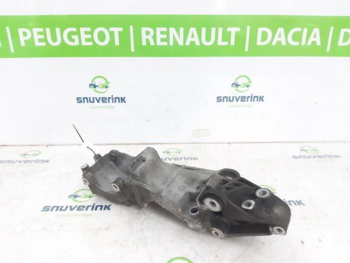Usagé Support dynamo haut Opel Movano 2.3 CDTi 16V FWD Prix € 72,60 Prix TTC proposé par Snuverink Autodemontage