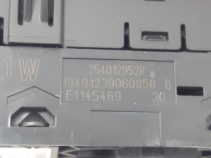 Usados Interruptor combinado de ventanillas Renault Megane IV Estate (RFBK) 1.2 Energy TCE 130 Precio € 54,45 IVA incluido ofrecido por Snuverink Autodemontage