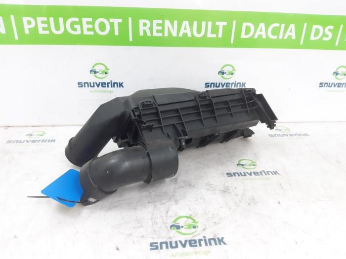 Begagnade Luftfilterhus Peugeot 5008 II (M4/MC/MJ/MR) 1.6 THP 165 Pris € 45,00 Marginaltabell erbjuds av Snuverink Autodemontage