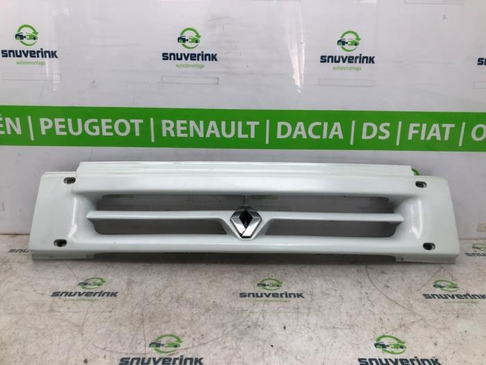Begagnade Grill Renault Master I 2.4 D 28-35 Pris € 108,90 Inklusive moms erbjuds av Snuverink Autodemontage