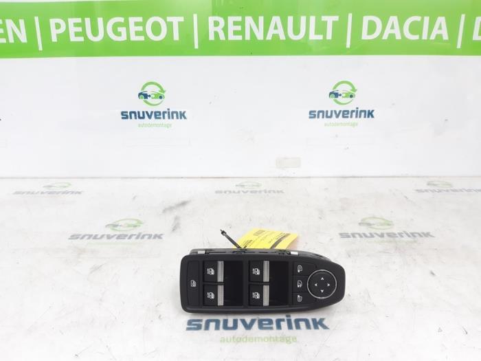 Usados Interruptor combinado de ventanillas Renault Megane E-Tech (RCB) 60 kWh Precio € 75,00 Norma de margen ofrecido por Snuverink Autodemontage