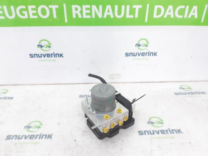 Begagnade ABS-pump Renault Arkana (RJLL) 1.6 E-Tech 145 16V Pris € 241,98 Inklusive moms erbjuds av Snuverink Autodemontage