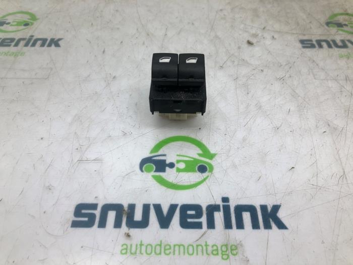 Usados Interruptor combinado de ventanillas Citroen Berlingo 1.5 BlueHDi 75 Precio € 36,30 IVA incluido ofrecido por Snuverink Autodemontage