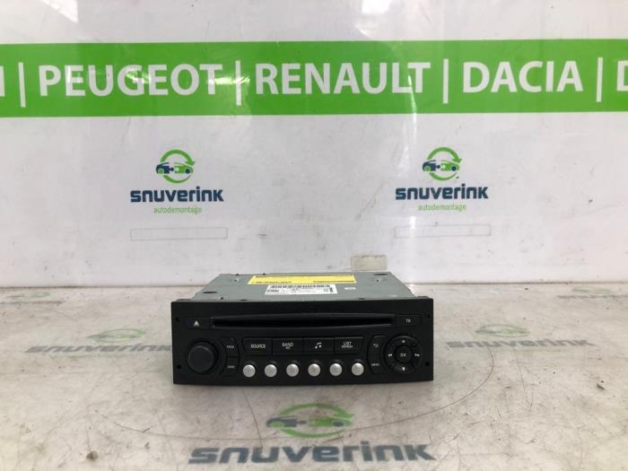 Używane Radio Peugeot Partner (GC/GF/GG/GJ/GK) 1.6 BlueHDI 75 Cena € 90,75 Z VAT oferowane przez Snuverink Autodemontage