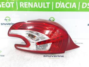 Usados Luz trasera izquierda Peugeot 208 I (CA/CC/CK/CL) 1.2 Vti 12V PureTech 82 Precio € 50,00 Norma de margen ofrecido por Snuverink Autodemontage