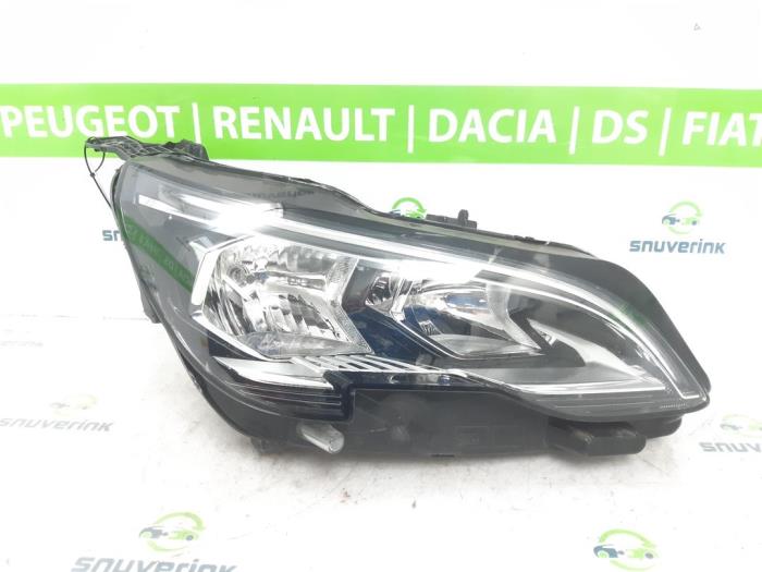 Używane Reflektor prawy Peugeot 3008 II (M4/MC/MJ/MR) 1.2 12V e-THP PureTech 130 Cena € 635,25 Z VAT oferowane przez Snuverink Autodemontage