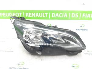 Usados Faro derecha Peugeot 3008 II (M4/MC/MJ/MR) 1.2 12V e-THP PureTech 130 Precio € 635,25 IVA incluido ofrecido por Snuverink Autodemontage