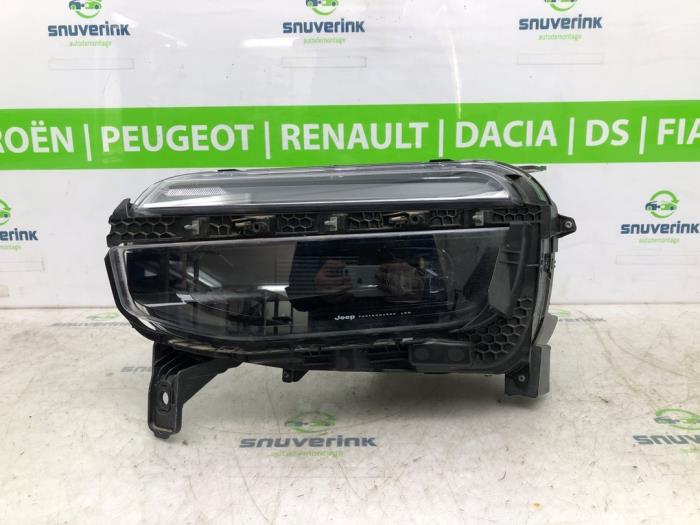 Używane Reflektor lewy Jeep Avenger 1.2 e-Hybrid T3 Cena € 595,00 Procedura marży oferowane przez Snuverink Autodemontage